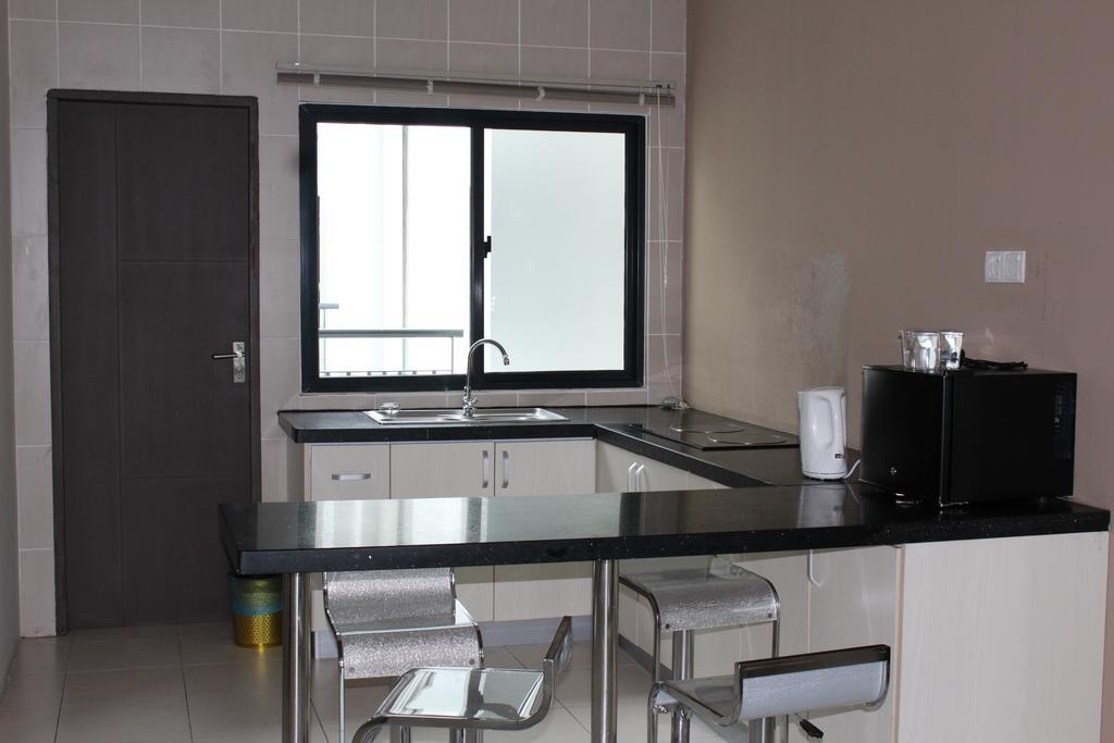 Tribeca Suites Kuching Extérieur photo