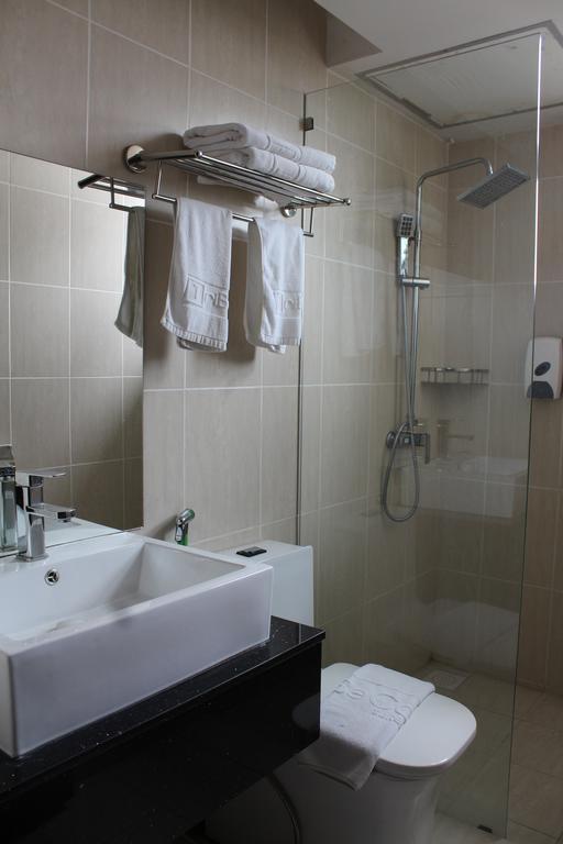 Tribeca Suites Kuching Extérieur photo