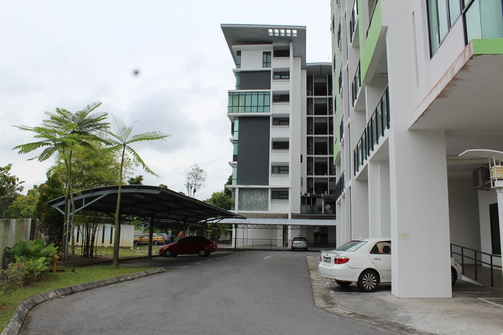 Tribeca Suites Kuching Extérieur photo