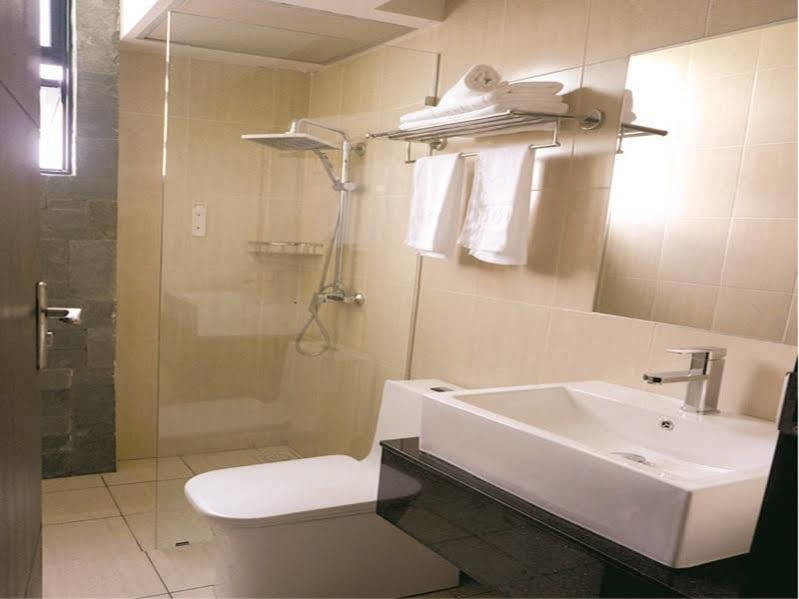 Tribeca Suites Kuching Extérieur photo