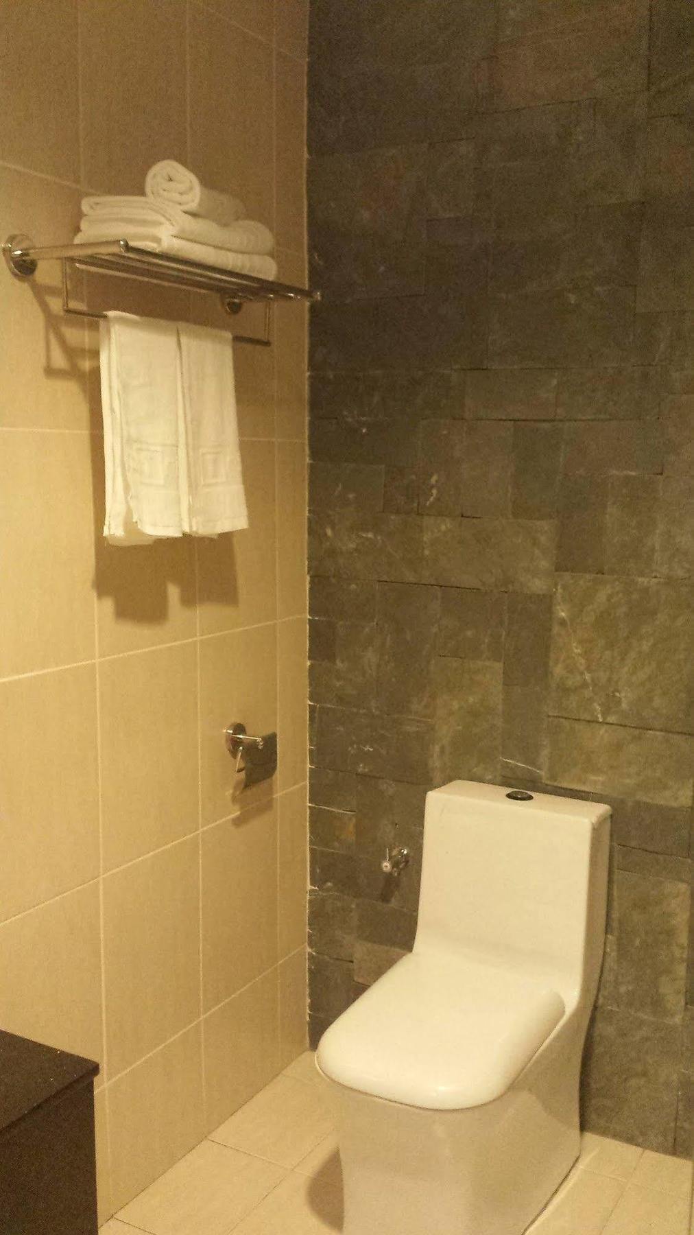 Tribeca Suites Kuching Extérieur photo