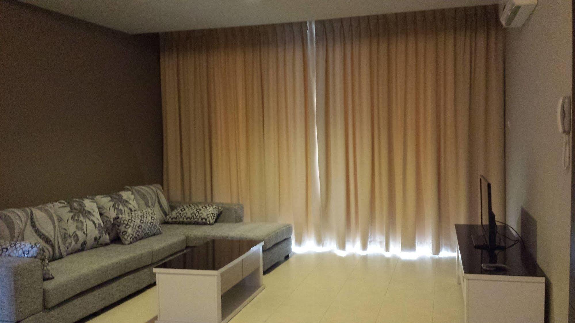 Tribeca Suites Kuching Extérieur photo
