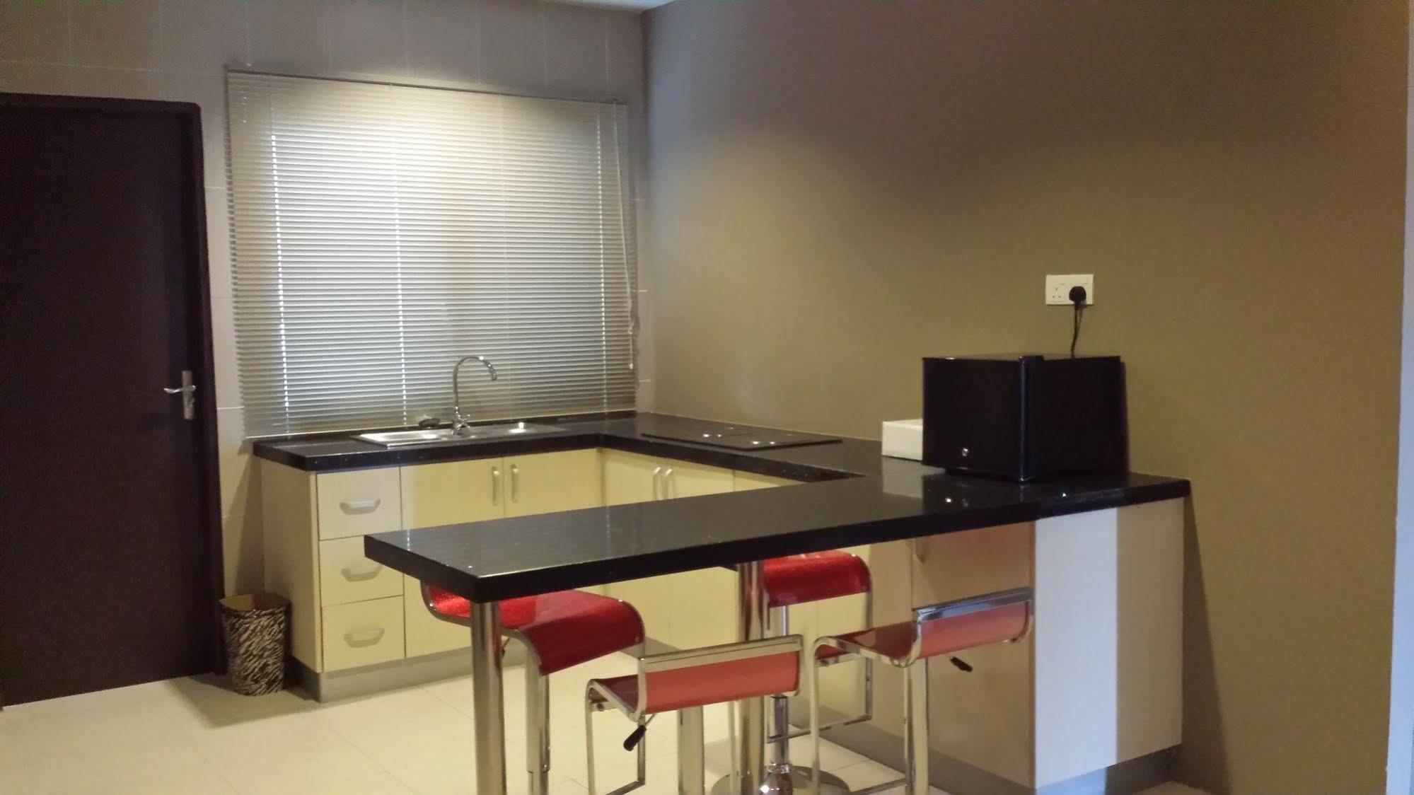 Tribeca Suites Kuching Extérieur photo